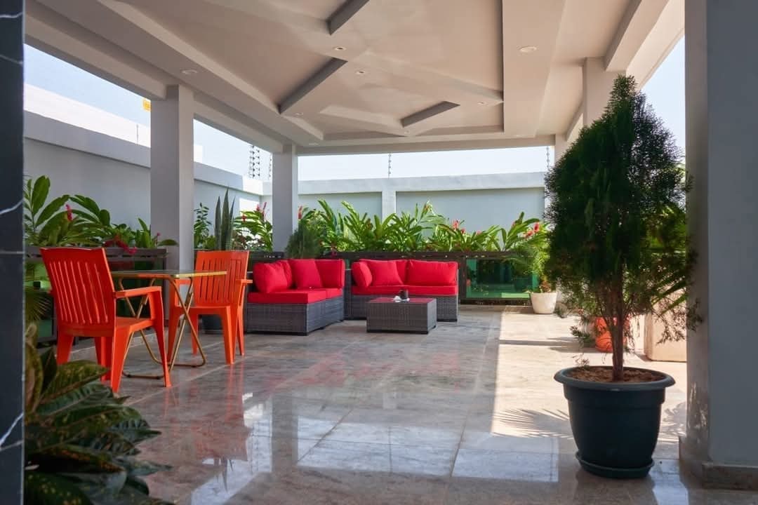 DUPLEX HAUT STANDING AVEC PISCINE À ABIDJAN (ANANI, ANCIENNE ROUTE DE BASSAM)