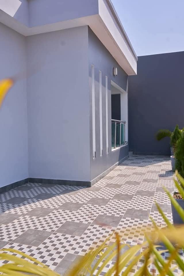 DUPLEX HAUT STANDING AVEC PISCINE À ABIDJAN (ANANI, ANCIENNE ROUTE DE BASSAM)