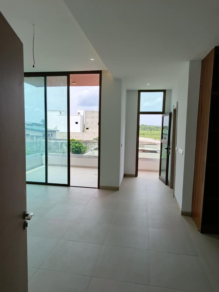 DUPLEX HAUT STANDING AVEC PISCINE À ABIDJAN (ANANI, ANCIENNE ROUTE DE BASSAM)