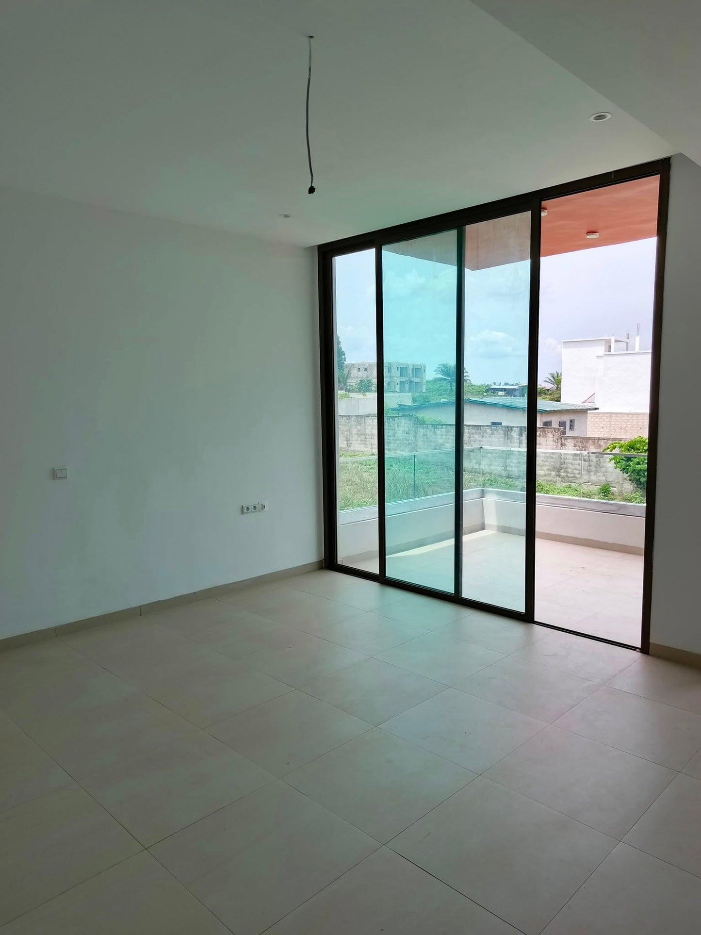 DUPLEX HAUT STANDING AVEC PISCINE À ABIDJAN (ANANI, ANCIENNE ROUTE DE BASSAM)
