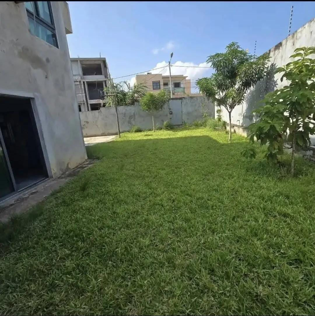 Duplex Haut Standing 8 Pièces avec Jardin et Indépendante – Cocody Riviera Faya