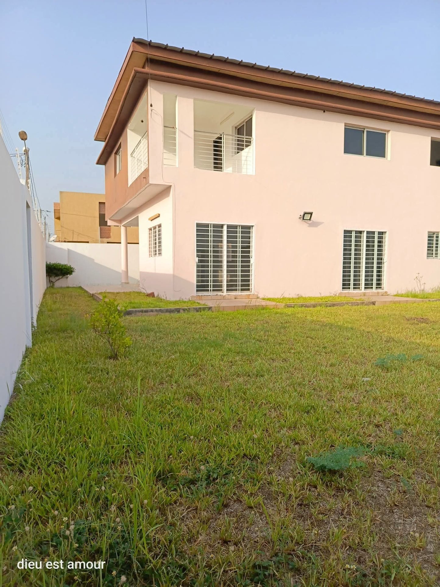 Villa 5 Pièces avec Grand Jardin – Bassam (Mockey-Ville)