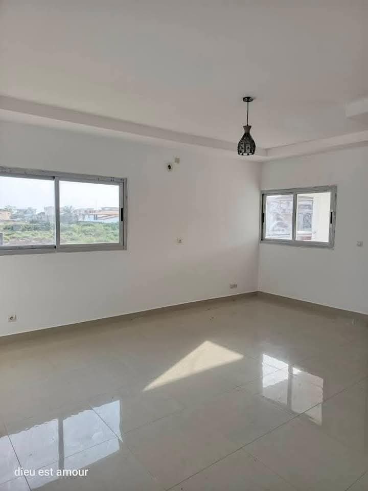 Villa 5 Pièces avec Grand Jardin – Bassam (Mockey-Ville)