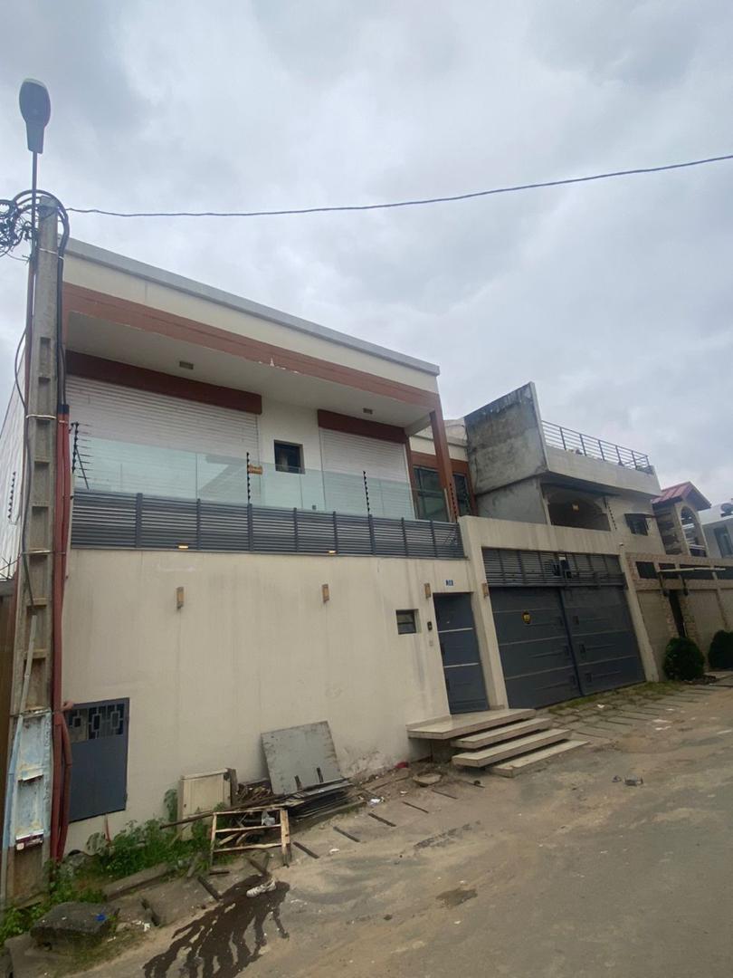 Location ou vente d'une villa triplex de 9 pièces à Faya (Cité Laurier 15)