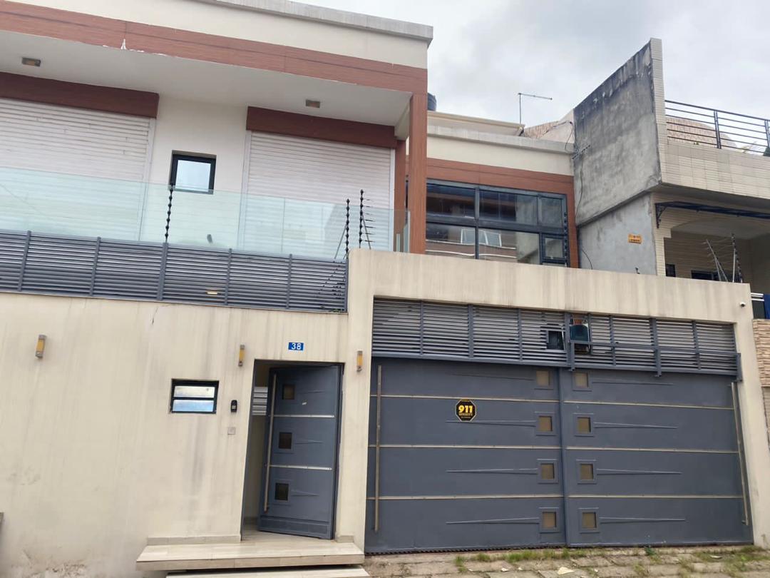 Location ou vente d'une villa triplex de 9 pièces à Faya (Cité Laurier 15)