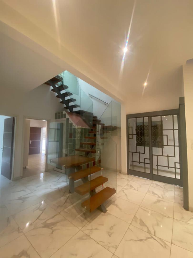 Location ou vente d'une villa triplex de 9 pièces à Faya (Cité Laurier 15)