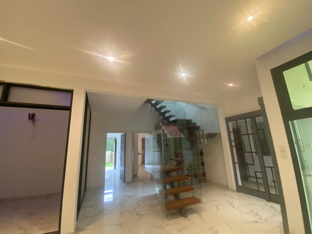 Location ou vente d'une villa triplex de 9 pièces à Faya (Cité Laurier 15)