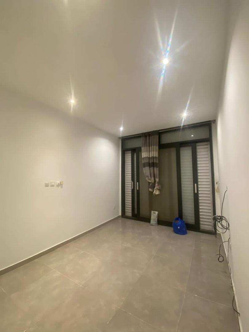 Location ou vente d'une villa triplex de 9 pièces à Faya (Cité Laurier 15)