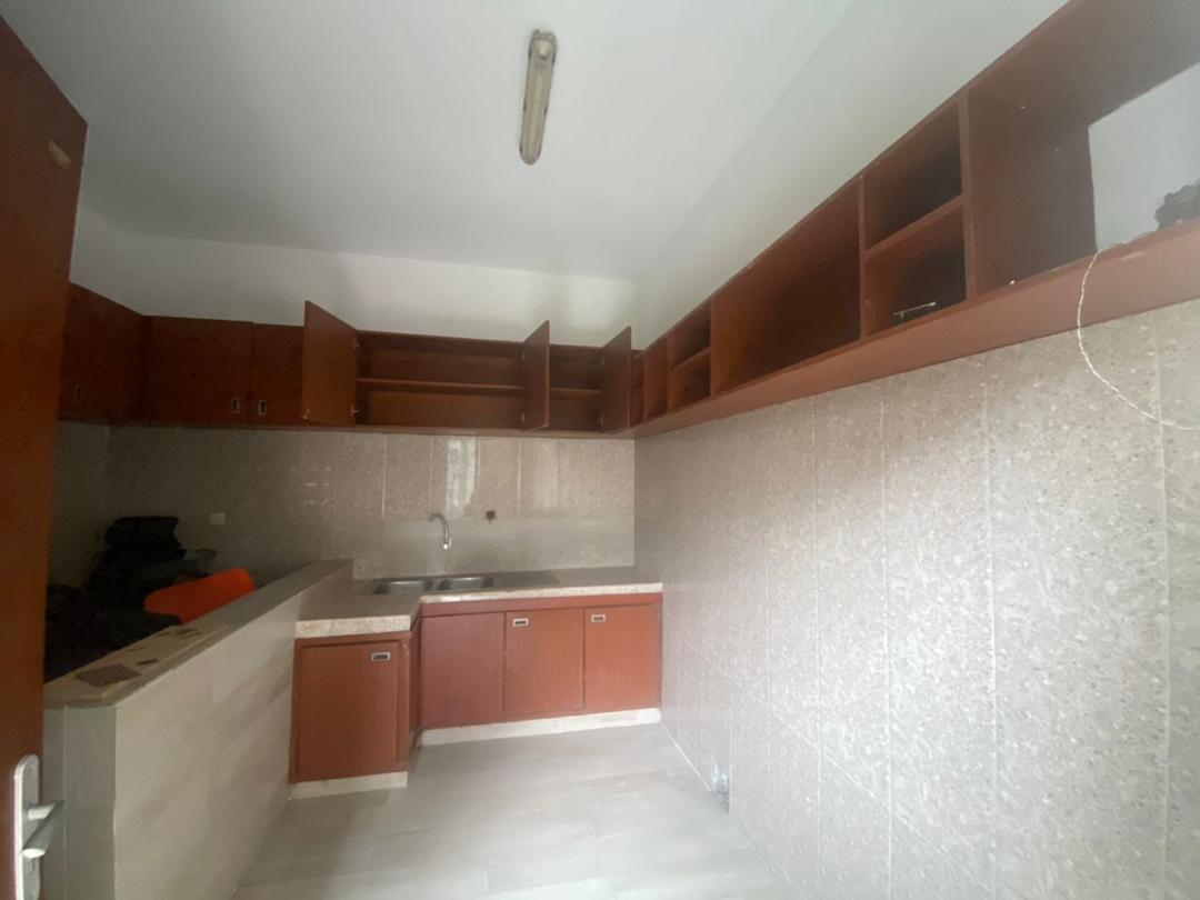 Location ou vente d'une villa triplex de 9 pièces à Faya (Cité Laurier 15)