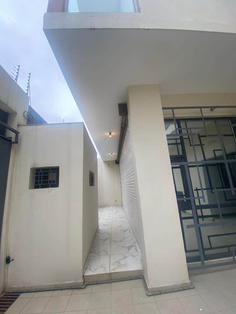 Location ou vente d'une villa triplex de 9 pièces à Faya (Cité Laurier 15)