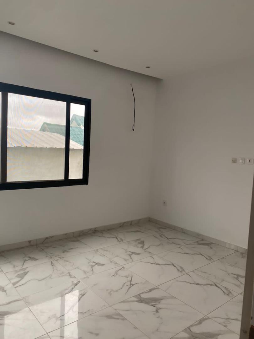 Location ou vente d'une villa triplex de 9 pièces à Faya (Cité Laurier 15)
