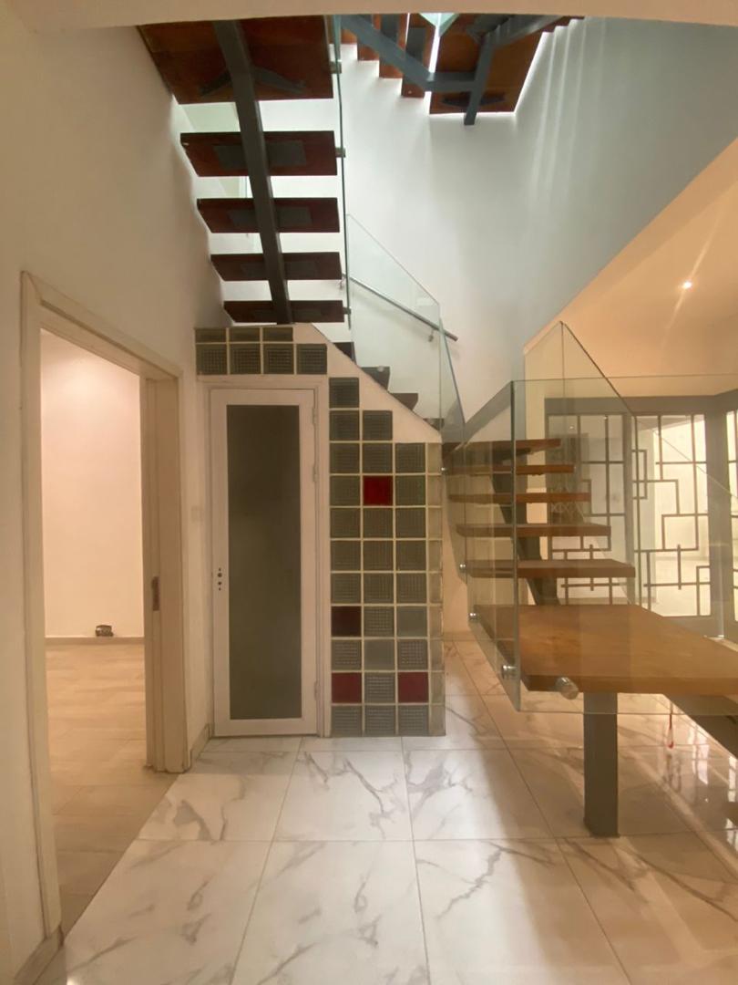 Location ou vente d'une villa triplex de 9 pièces à Faya (Cité Laurier 15)