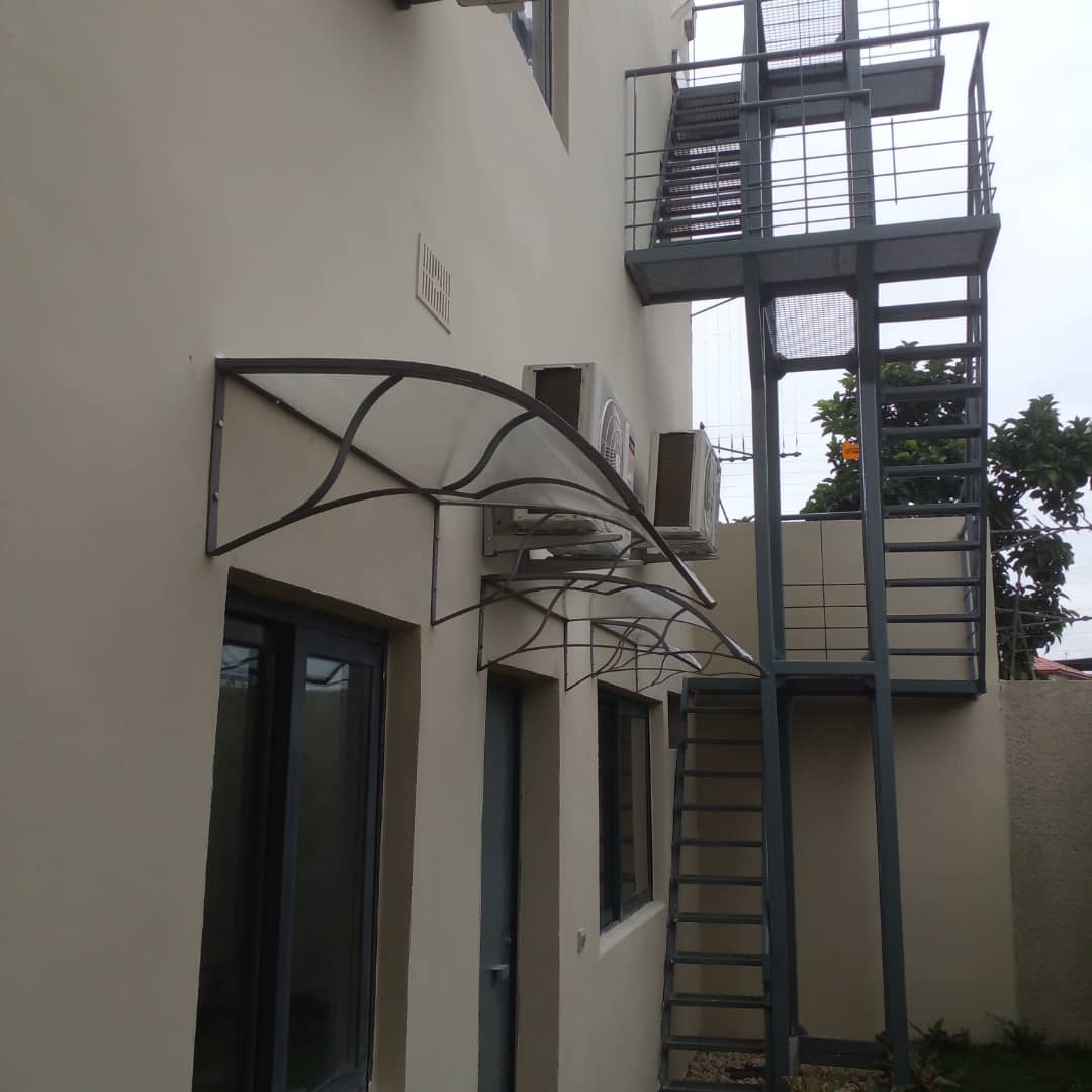 Location ou vente d'une villa triplex de 9 pièces à Faya (Cité Laurier 15)