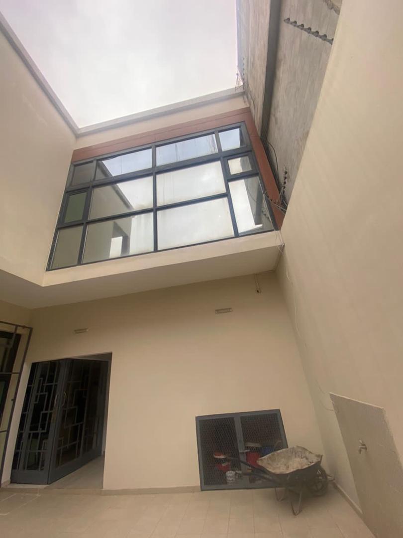Location ou vente d'une villa triplex de 9 pièces à Faya (Cité Laurier 15)