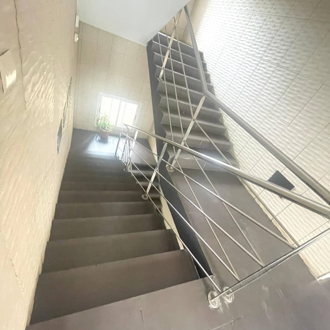 Location ou vente d'une villa triplex de 9 pièces à Faya (Cité Laurier 15)