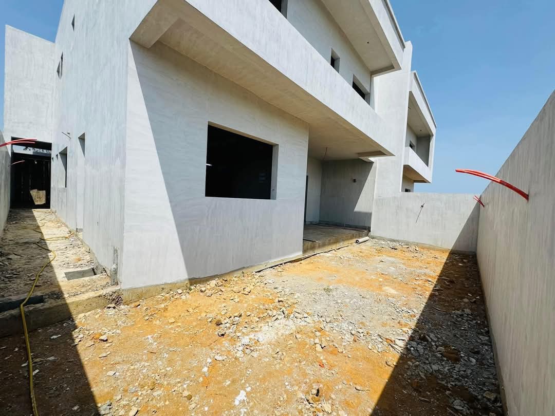 Un duplex de type 5 pièces disponible à Bingerville ANAN ZONE RÉSIDENTIELLE