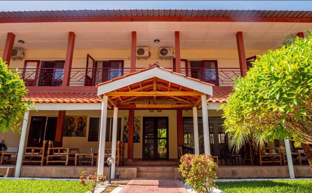 Hôtel-Résidence avec Restaurant et Piscine – Biétry, Bord de Lagune