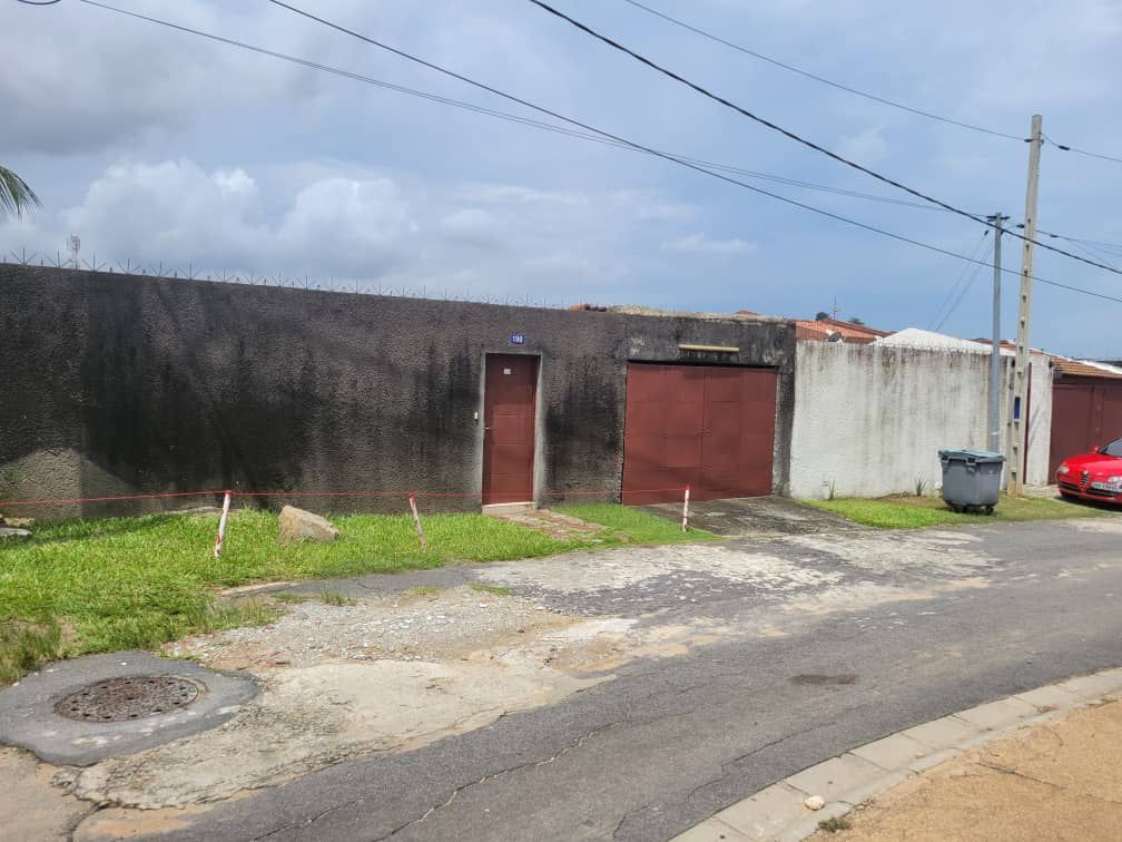 Ensemble de 2 Villas Basses sur 1 200 m² – Cocody 2 Plateaux Vallon Cité Lemenia
