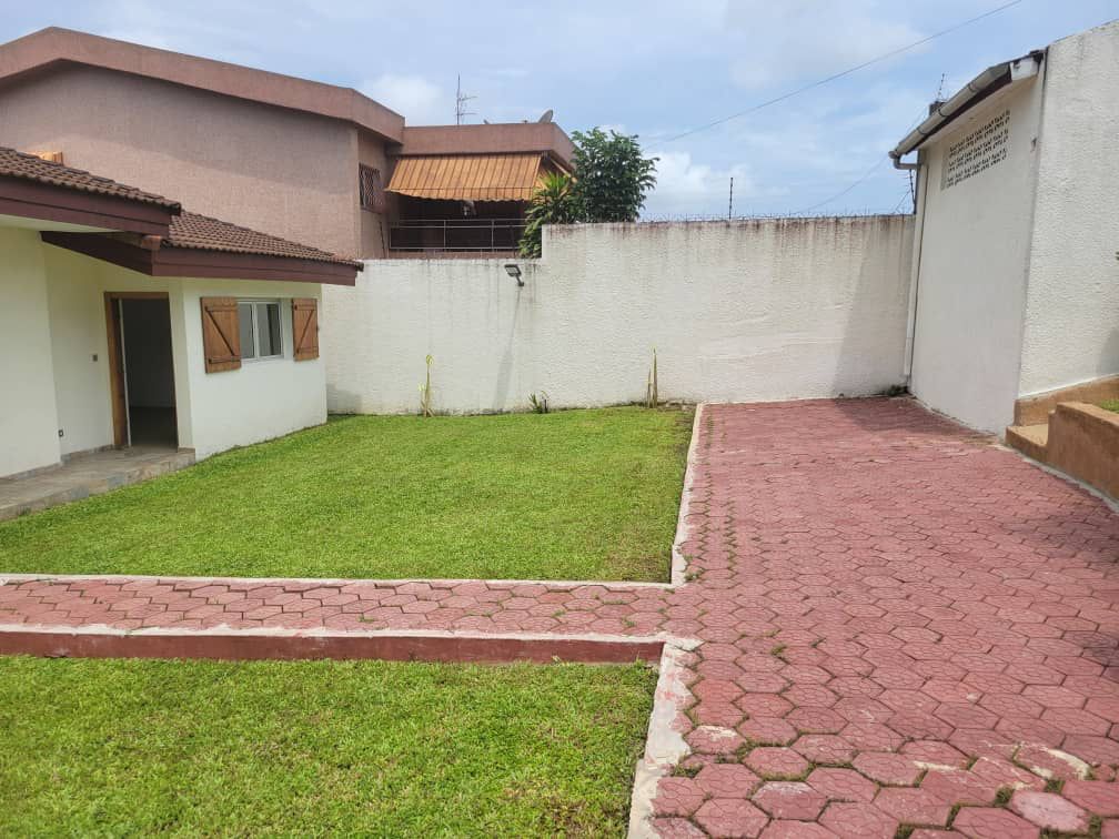 Ensemble de 2 Villas Basses sur 1 200 m² – Cocody 2 Plateaux Vallon Cité Lemenia