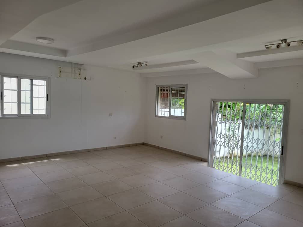 Ensemble de 2 Villas Basses sur 1 200 m² – Cocody 2 Plateaux Vallon Cité Lemenia