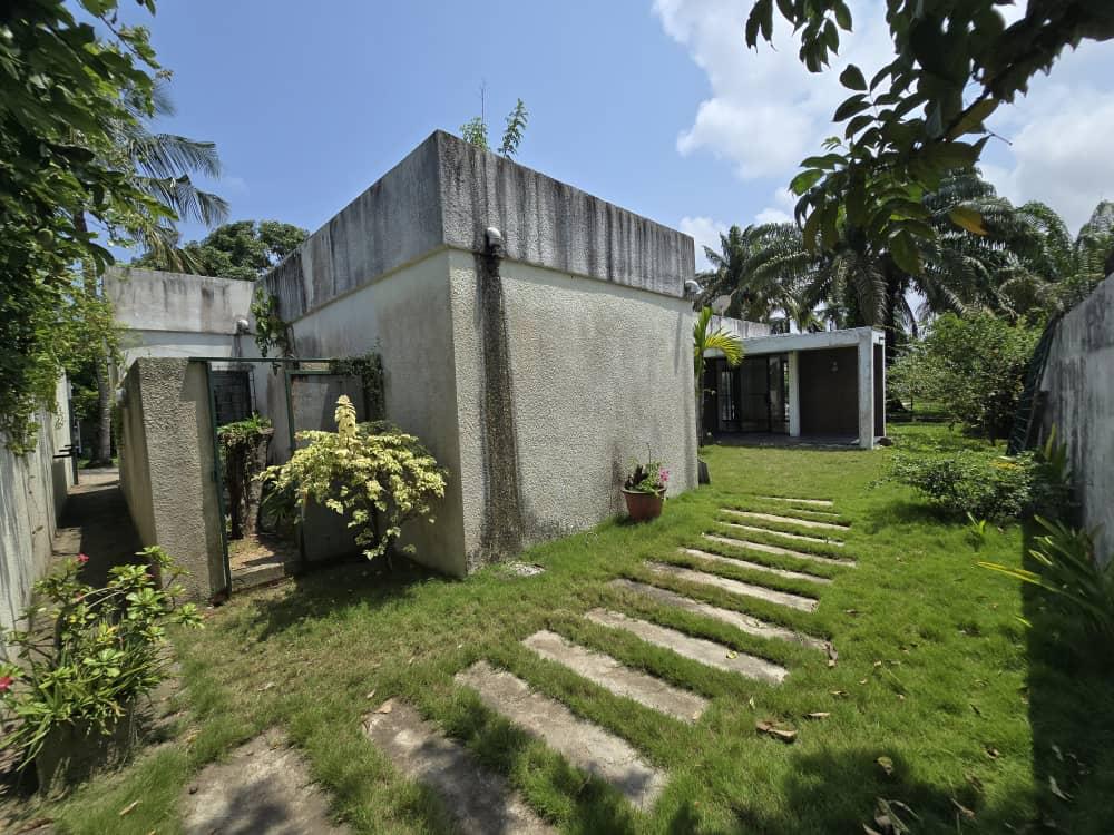 Villa Basse T6 avec Piscine et Vue Lagune – Vridi Cité