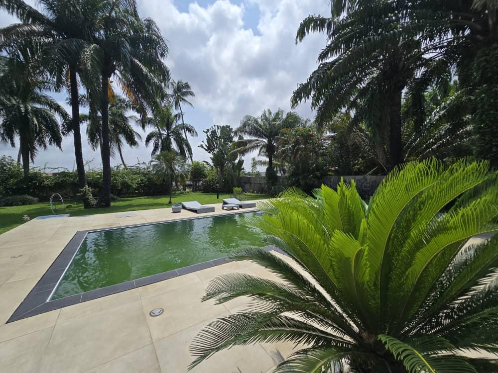 Villa Basse T6 avec Piscine et Vue Lagune – Vridi Cité