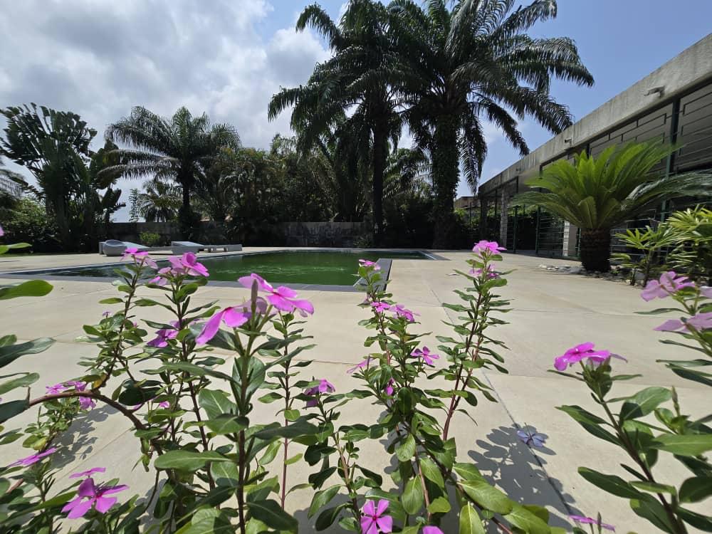 Villa Basse T6 avec Piscine et Vue Lagune – Vridi Cité