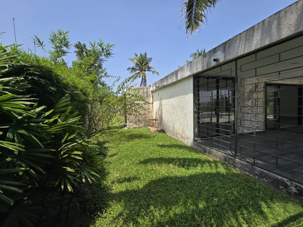 Villa Basse T6 avec Piscine et Vue Lagune – Vridi Cité