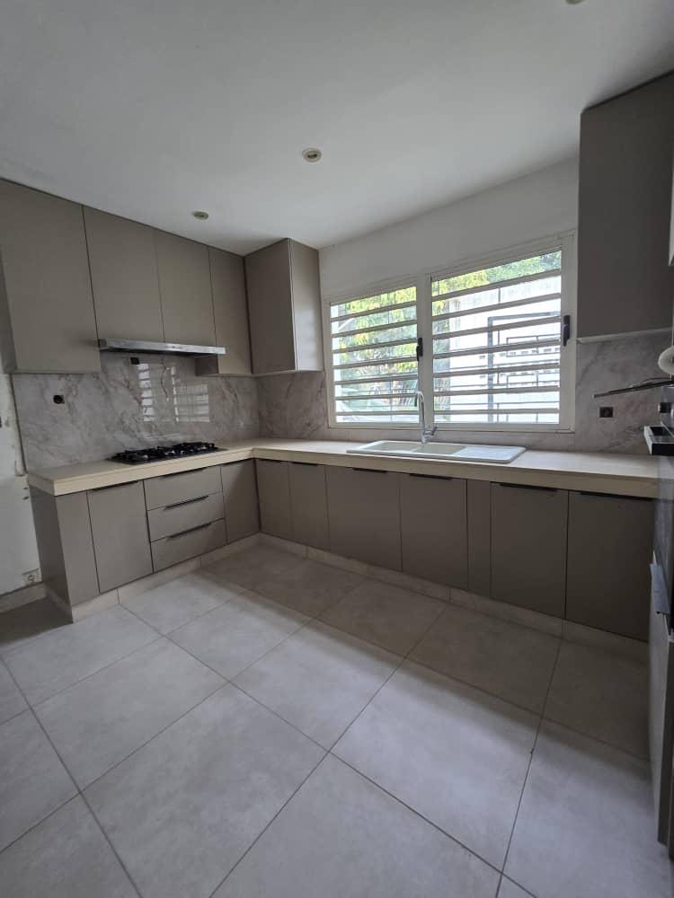 Villa Basse T6 avec Piscine et Vue Lagune – Vridi Cité