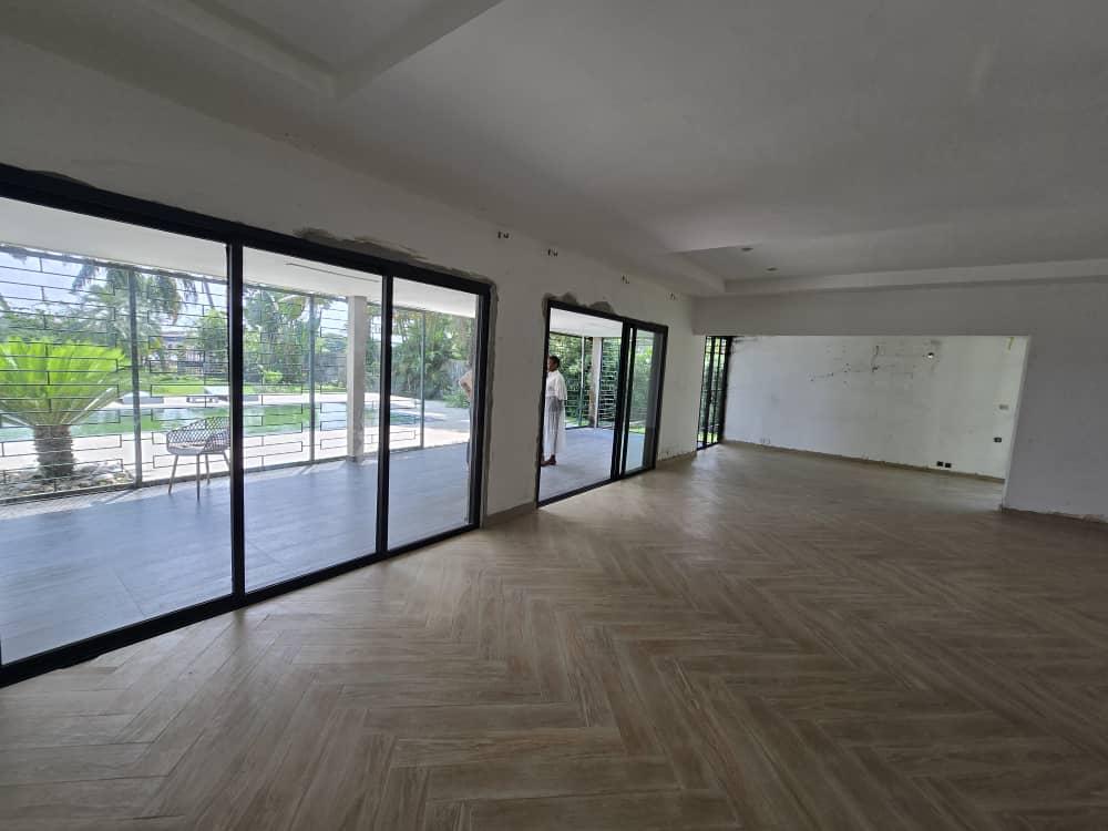 Villa Basse T6 avec Piscine et Vue Lagune – Vridi Cité