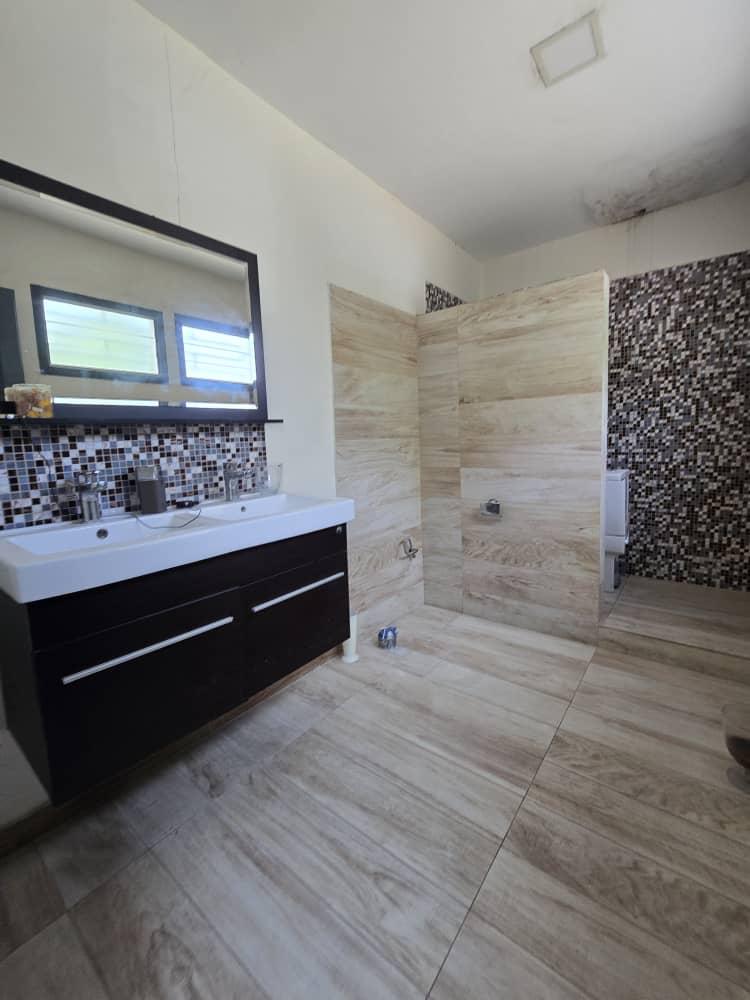 Villa Basse T6 avec Piscine et Vue Lagune – Vridi Cité