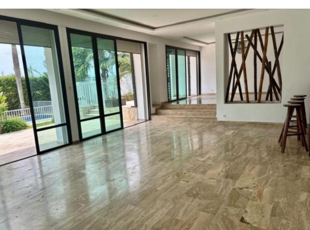 Villa 8 Pièces avec Piscine – Cocody Mermoz