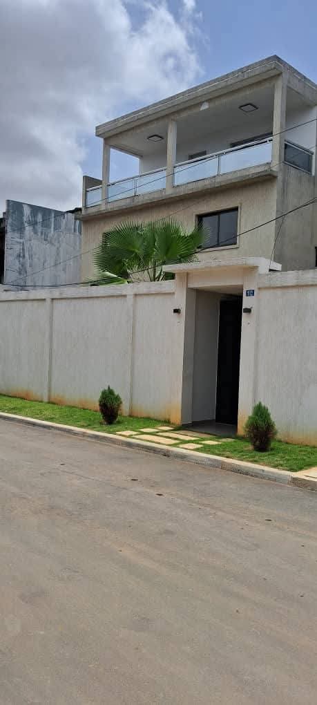 Villa Triplex 10 Pièces Spacieuse – Cocody Riviera M’Badon