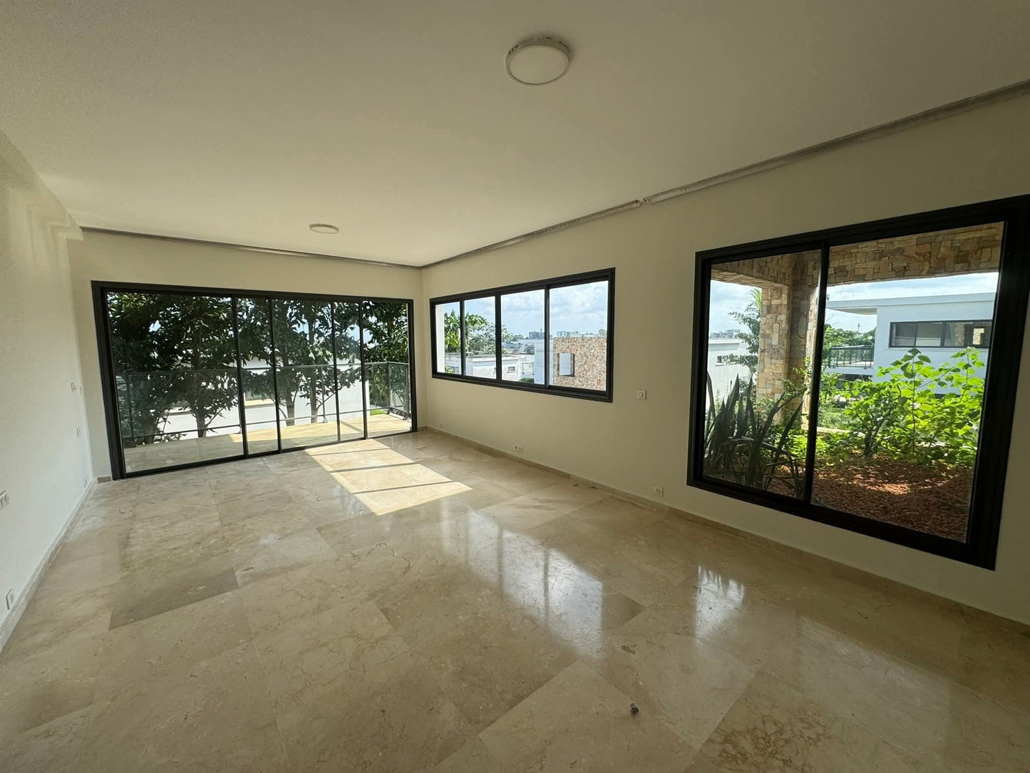 Duplex 6 Pièces avec Jardin & Piscine – Riviera 4 M’Badon