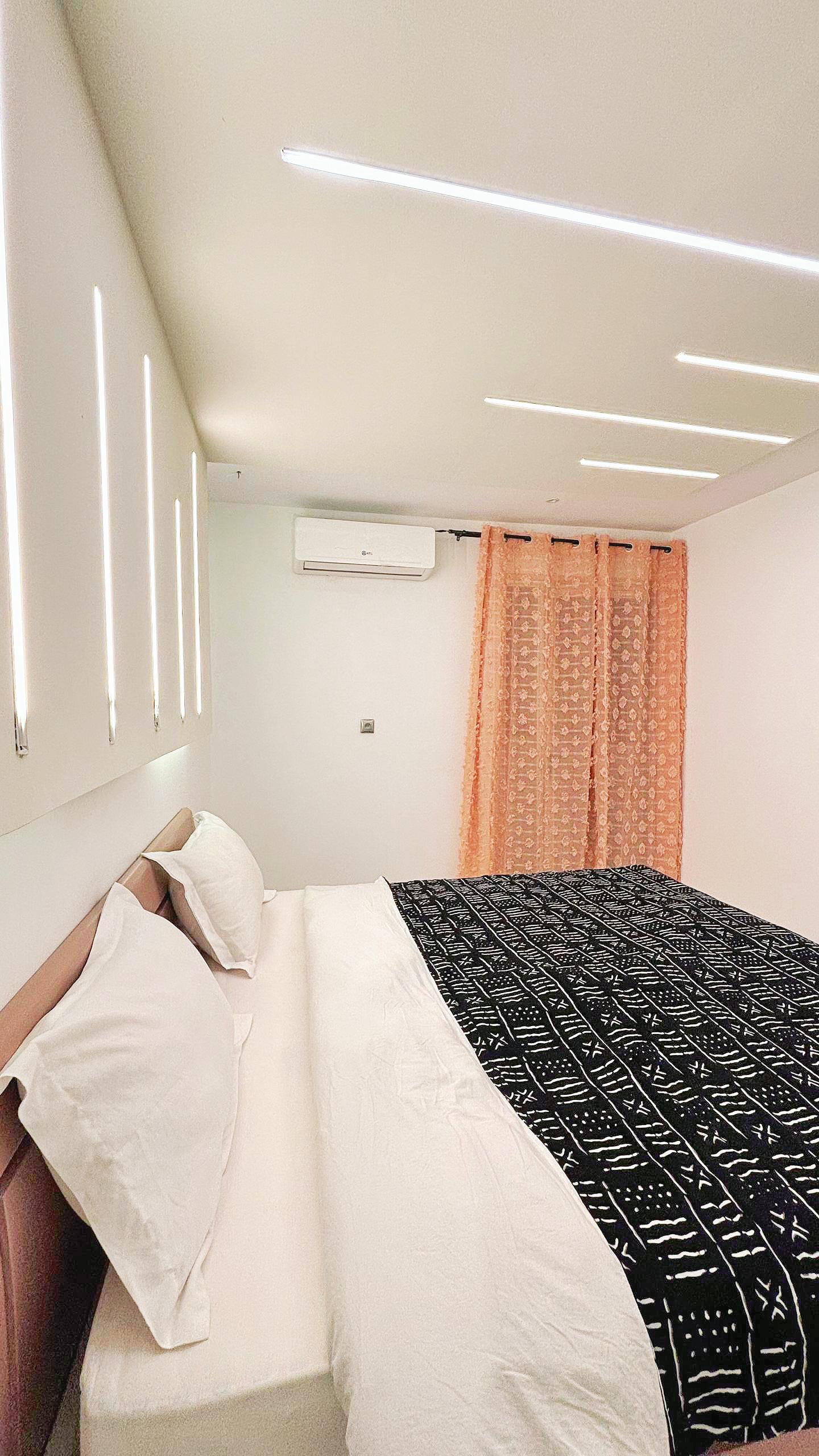 APPARTEMENT MEUBLÉ de 04 pièces au 5e étage ASCENSEUR h24 immeuble BOUNKER