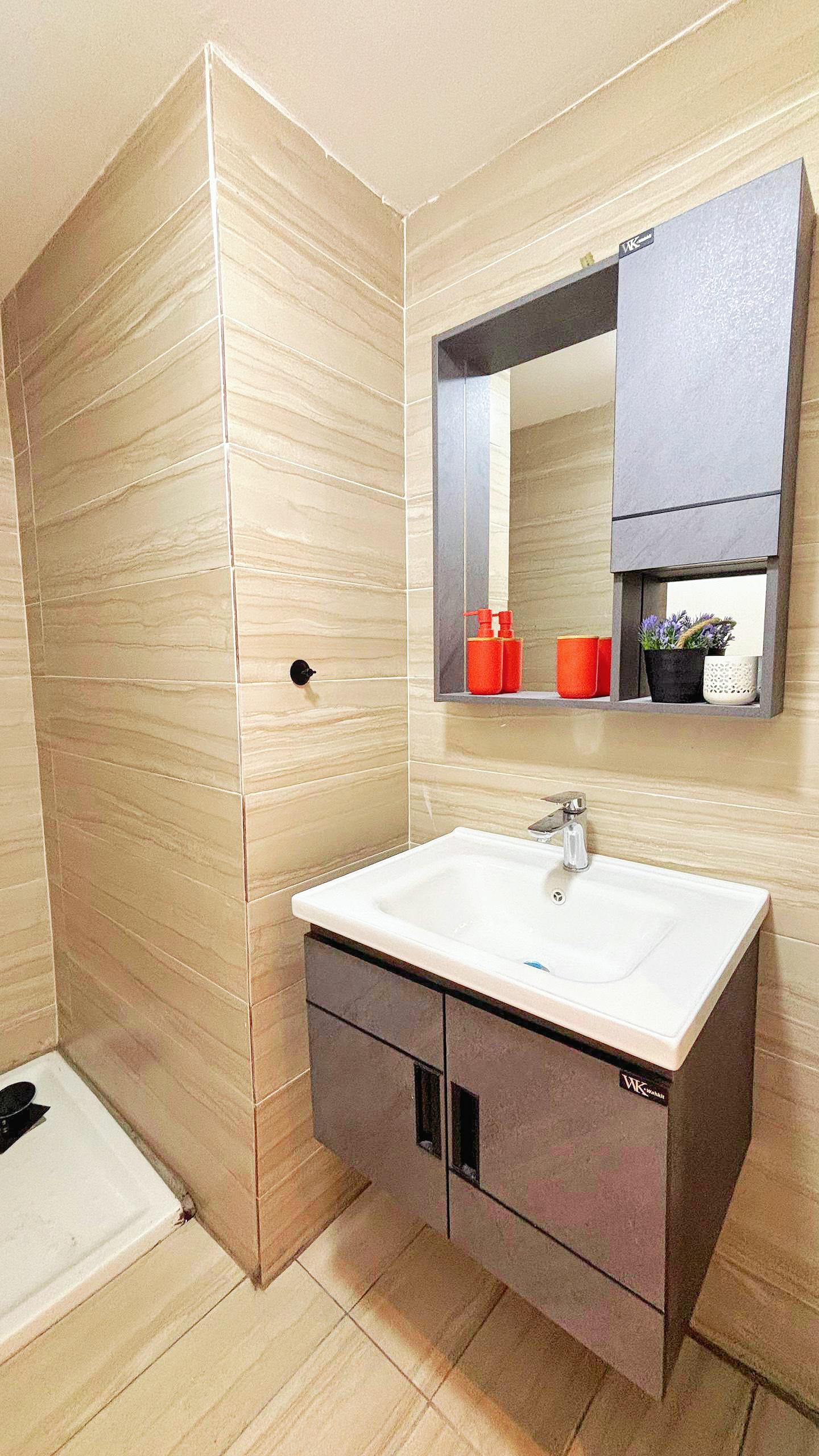 APPARTEMENT MEUBLÉ de 04 pièces au 5e étage ASCENSEUR h24 immeuble BOUNKER