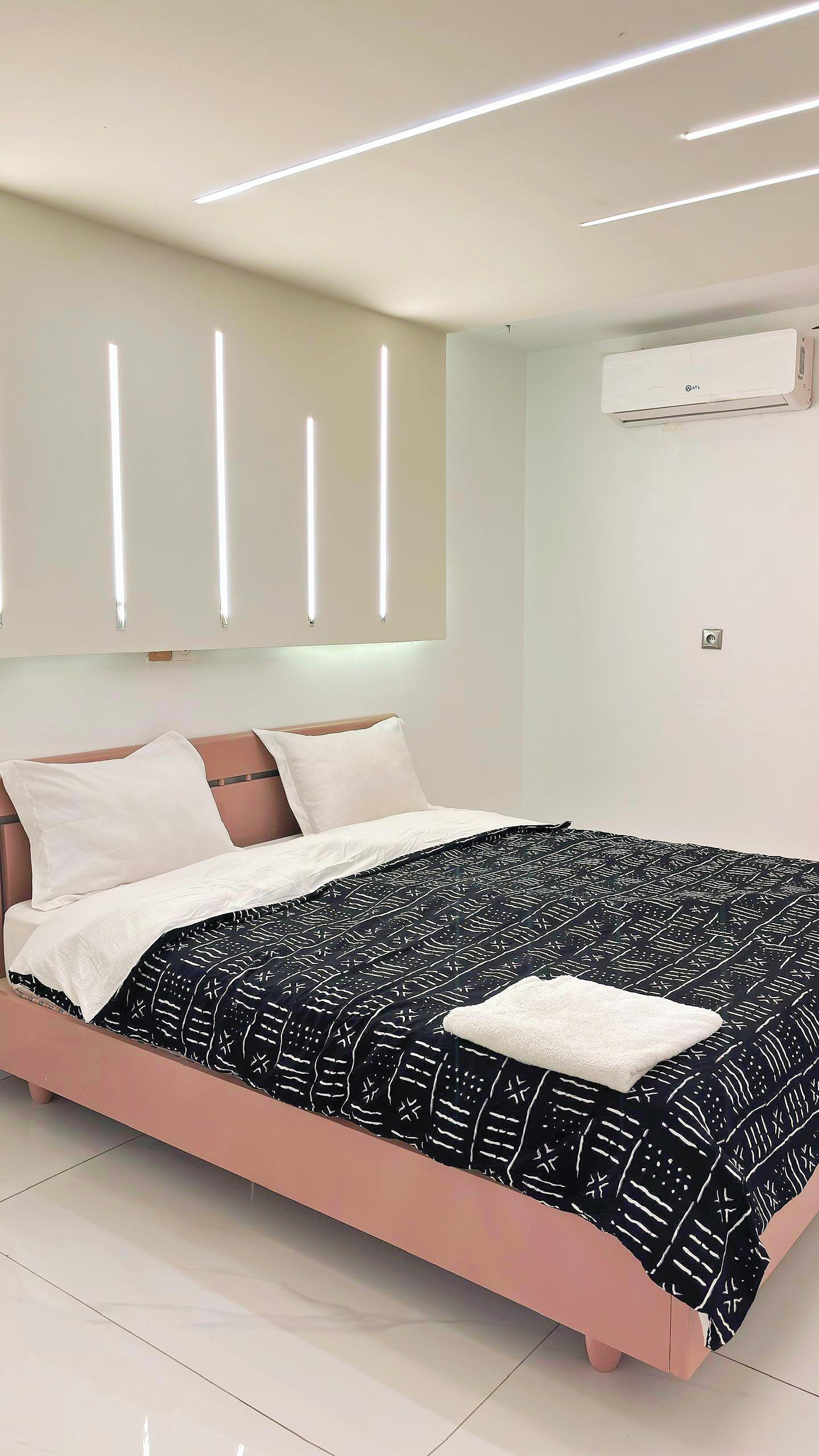 APPARTEMENT MEUBLÉ de 04 pièces au 5e étage ASCENSEUR h24 immeuble BOUNKER