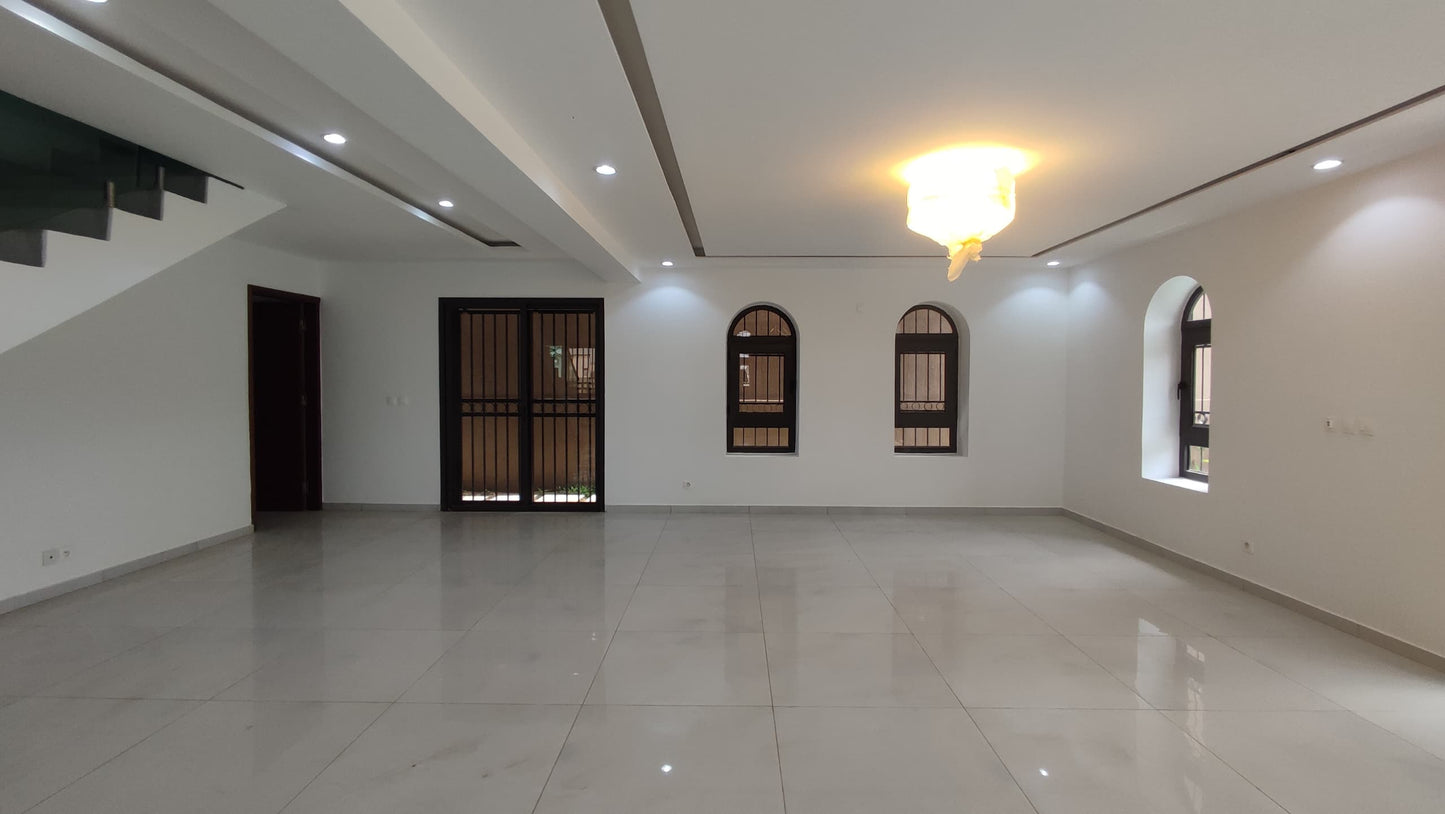 Villa Duplex de Haut Standing à Louer à M'Badon - Carrefour AKWABA
