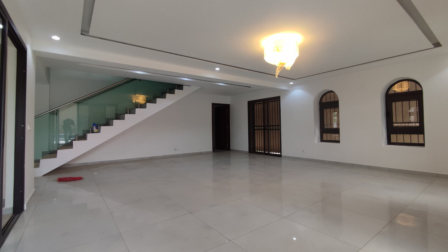 Villa Duplex de Haut Standing à Louer à M'Badon - Carrefour AKWABA
