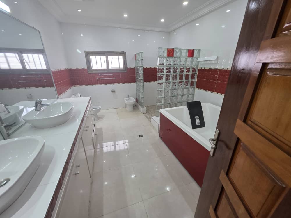 Villa Triplex Haut Standing avec Piscine – Angré Star 12