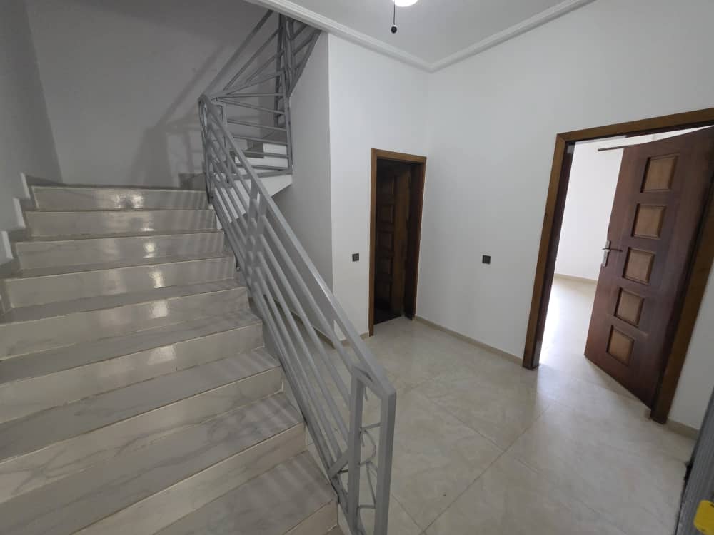 Villa Triplex Haut Standing avec Piscine – Angré Star 12