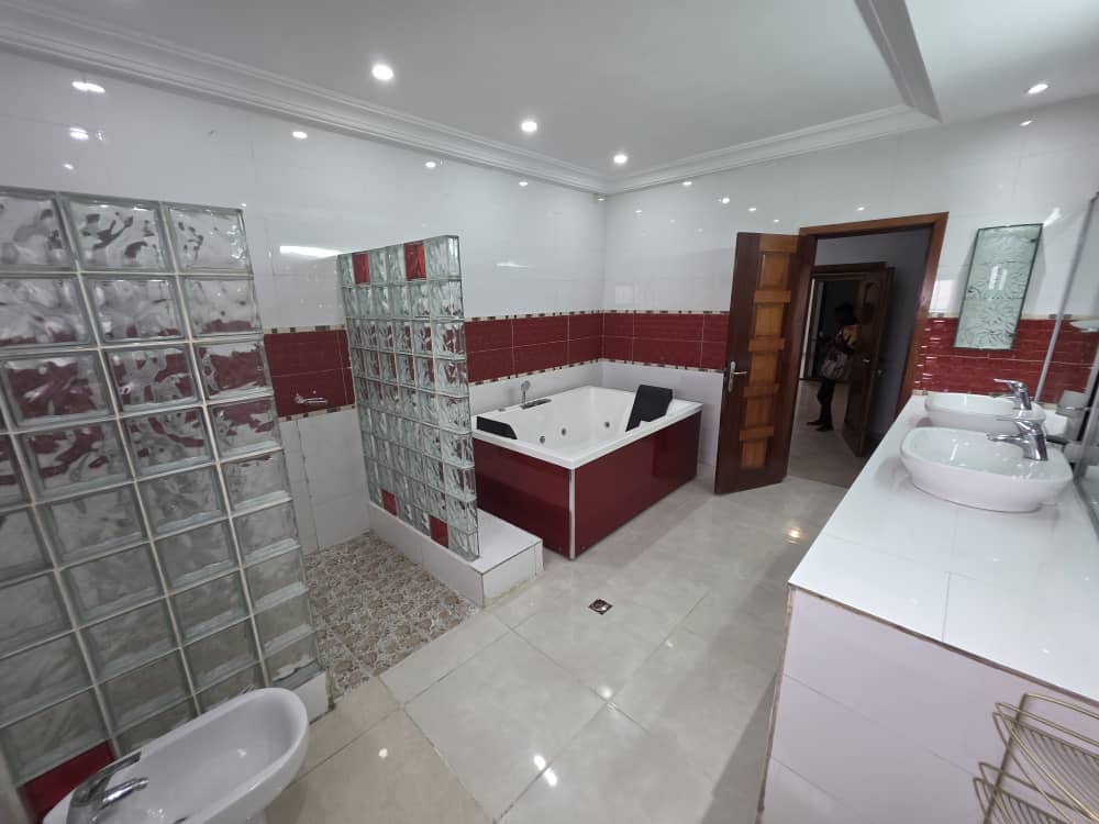 Villa Triplex Haut Standing avec Piscine – Angré Star 12