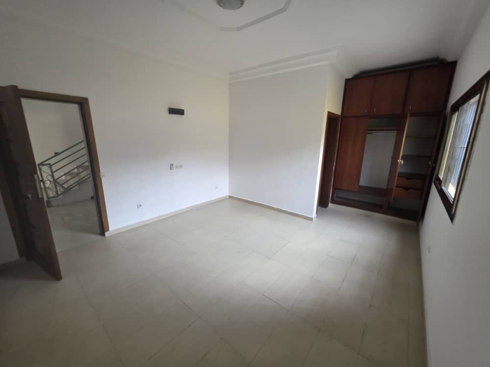 Villa Triplex Haut Standing avec Piscine – Angré Star 12