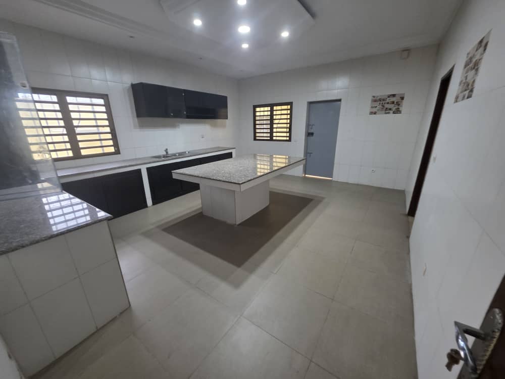 Villa Triplex Haut Standing avec Piscine – Angré Star 12