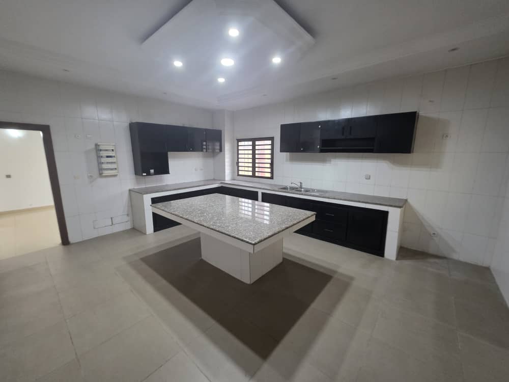 Villa Triplex Haut Standing avec Piscine – Angré Star 12