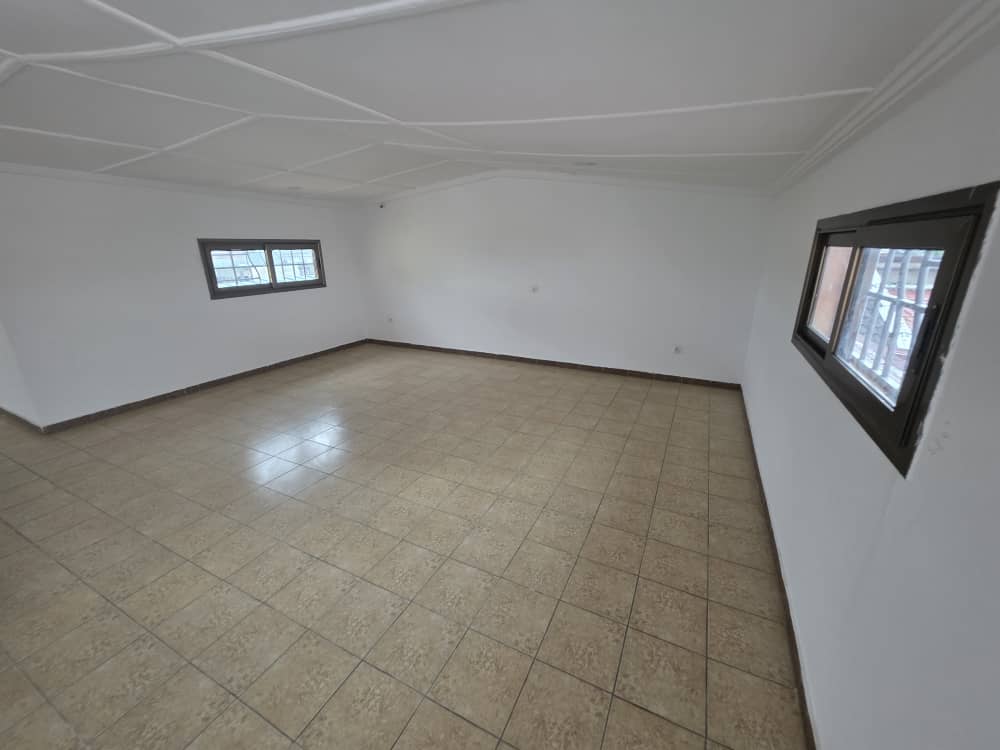 Villa Triplex Haut Standing avec Piscine – Angré Star 12