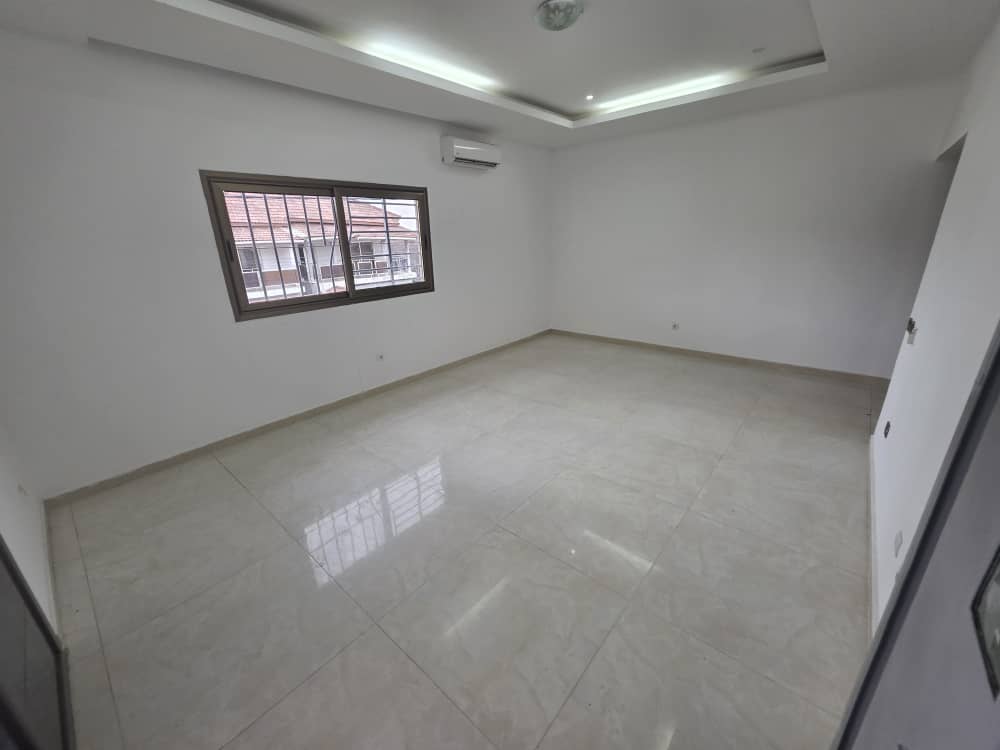 Villa Triplex Haut Standing avec Piscine – Angré Star 12