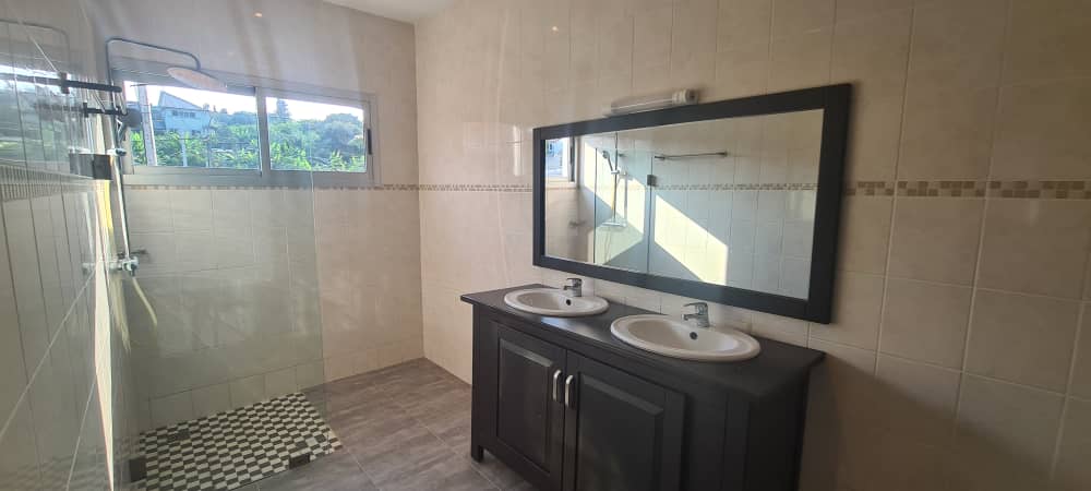 Villa Duplex 5 Pièces avec Piscine – Riviera Bonoumin
