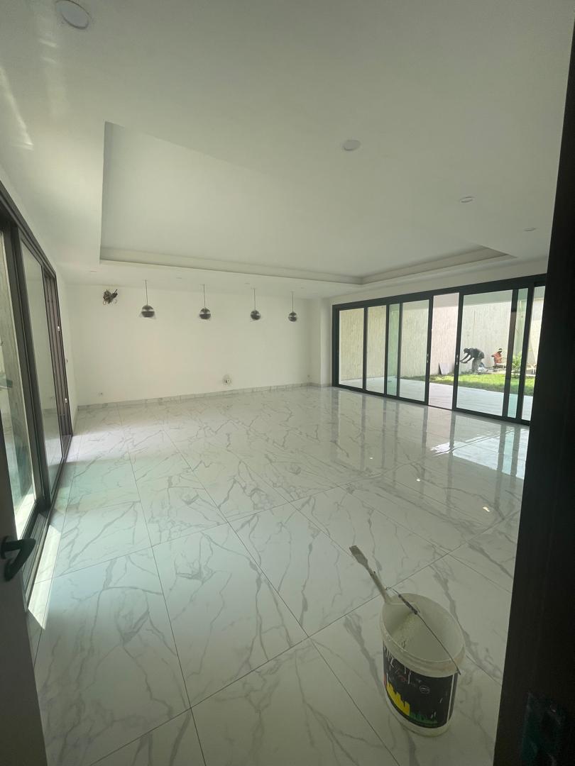 8 VILLAS DUPLEX DE 7 PIECES AVEC PISCINE - située à GRAND-BASSAM (Mockey-ville)