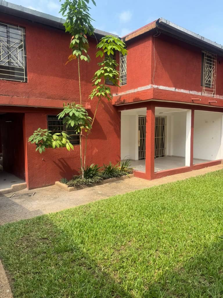 Duplex 6 Pièces avec Jardin et Garage – Cocody Riviera 3, Ecobank